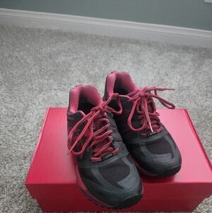 BROOKS CASCADIA GORTEX SIZE 6